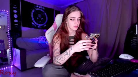 Snapshot of _yourwetdreams_ chatting on December 28, 6:40 pm Roxy online show from December 28, 6:40 pm