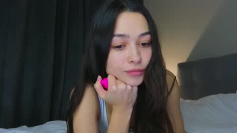 Snapshot of a_p_p_l_e chatting on February 17, 1:11 pm Mila and Jess online show from February 17, 1:11 pm