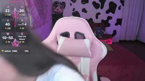 Snapshot of abbie_senjen chatting on October 22, 4:50 am April online show from October 22, 4:50 am