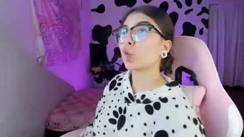 Snapshot of abbie_senjen chatting on September 18, 7:07 am April online show from September 18, 7:07 am