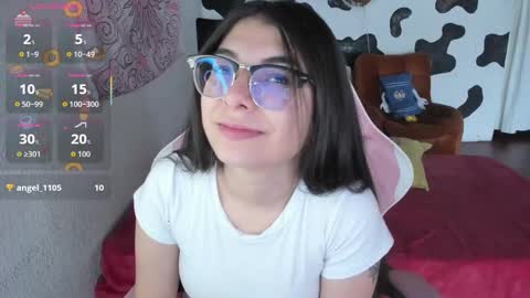 Snapshot of abbie_senjen chatting on October 26, 2:34 pm April online show from October 26, 2:34 pm