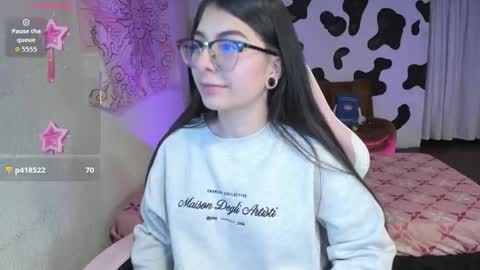 Snapshot of abbie_senjen chatting on October 15, 6:27 am April online show from October 15, 6:27 am