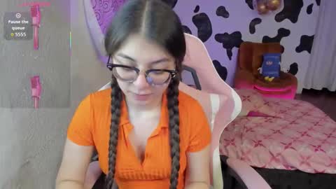 Snapshot of abbie_senjen chatting on October 3, 2:49 am April online show from October 3, 2:49 am