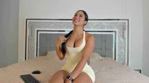 Snapshot of abril_victoria chatting on October 7, 1:43 am Abril Victoria online show from October 7, 1:43 am