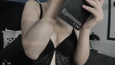 Snapshot of adeelinee chatting on March 4, 7:54 pm Ade online show from March 4, 7:54 pm