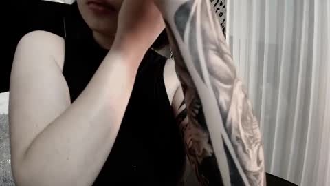 Snapshot of adeelinee chatting on October 25, 8:26 pm Ade online show from October 25, 8:26 pm