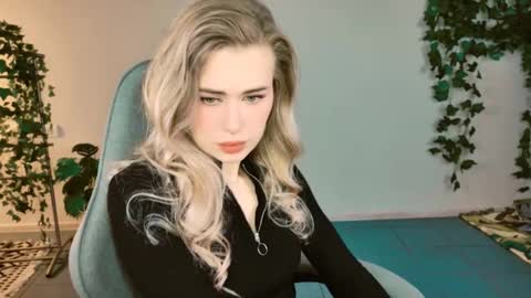 Adel online show from October 18, 1:25 pm