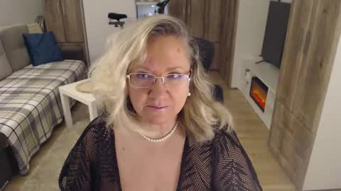 Snapshot of adrena_ chatting on February 14, 2:28 am Cryna online show from February 14, 2:28 am