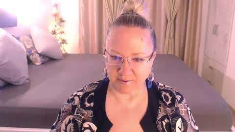 Snapshot of adrena_ chatting on March 3, 4:43 am Cryna online show from March 3, 4:43 am