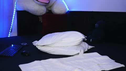 Aelia online show from April 4, 5:23 pm