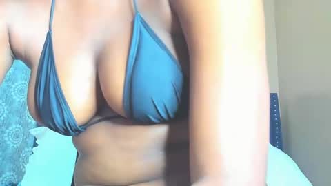Snapshot of african_barbie25 chatting on December 31, 9:17 pm african_barbie25 online show from December 31, 9:17 pm