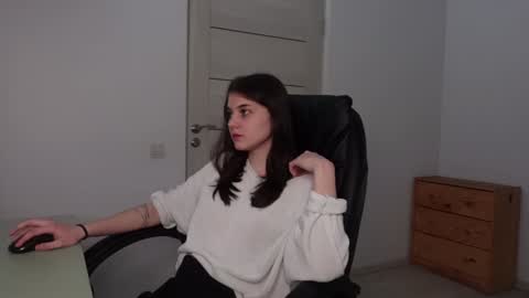 Snapshot of agelina_summer chatting on January 25, 6:01 am Agelina Lilly Laura online show from January 25, 6:01 am
