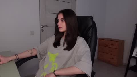 Snapshot of agelina_summer chatting on January 26, 8:14 am Agelina Lilly Laura online show from January 26, 8:14 am