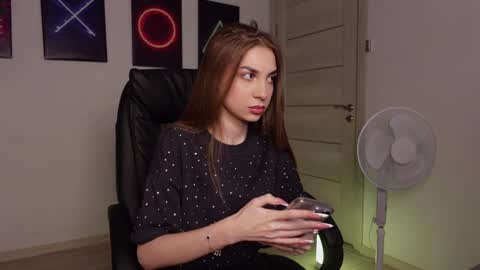 Snapshot of agelina_summer chatting on February 15, 6:44 am Agelina Lilly Laura online show from February 15, 6:44 am