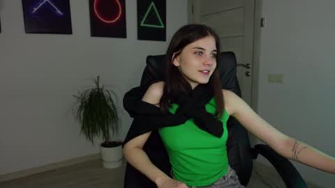 Snapshot of agelina_summer chatting on January 21, 1:43 pm Agelina Lilly Laura online show from January 21, 1:43 pm