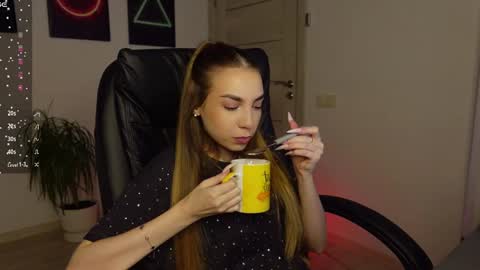 Snapshot of agelina_summer chatting on February 23, 6:12 am Agelina Lilly Laura online show from February 23, 6:12 am