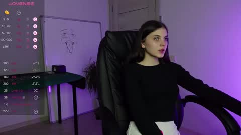 Snapshot of agelina_summer chatting on December 16, 8:16 pm Agelina Lilly Laura online show from December 16, 8:16 pm