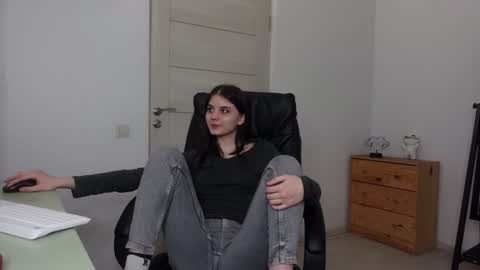 Snapshot of agelina_summer chatting on January 20, 1:07 am Agelina Lilly Laura online show from January 20, 1:07 am