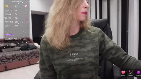Snapshot of agelina_summer chatting on February 20, 6:17 am Agelina Lilly Laura online show from February 20, 6:17 am