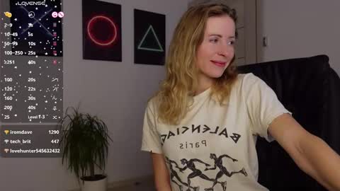 Snapshot of agelina_summer chatting on February 19, 8:44 am Agelina Lilly Laura online show from February 19, 8:44 am