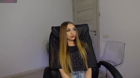 Snapshot of agelina_summer chatting on December 23, 11:04 am Agelina Lilly Laura online show from December 23, 11:04 am