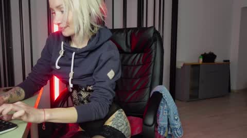 Snapshot of agelina_summer chatting on March 10, 1:23 am Agelina Lilly Laura online show from March 10, 1:23 am