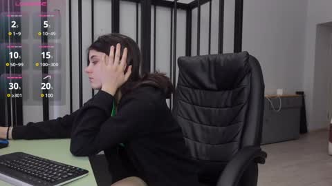 Snapshot of agelina_summer chatting on December 19, 9:29 am Agelina Lilly Laura online show from December 19, 9:29 am
