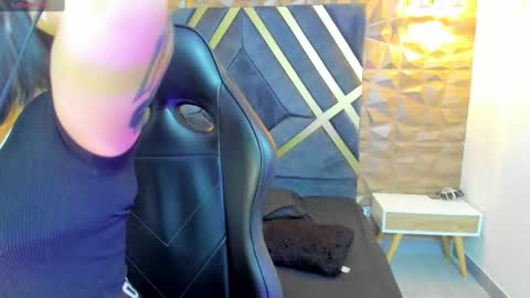 Snapshot of alahia_dangelo_ chatting on October 1, 11:26 am ALAHIA online show from October 1, 11:26 am