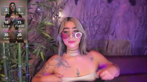 Snapshot of alahia_dangelo_ chatting on October 23, 6:47 pm ALAHIA online show from October 23, 6:47 pm