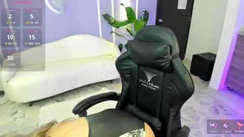 Snapshot of alaia_greyy chatting on September 15, 1:08 pm Alaia online show from September 15, 1:08 pm