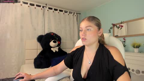 Snapshot of alaia_greyy chatting on December 23, 12:52 pm Alaia online show from December 23, 12:52 pm