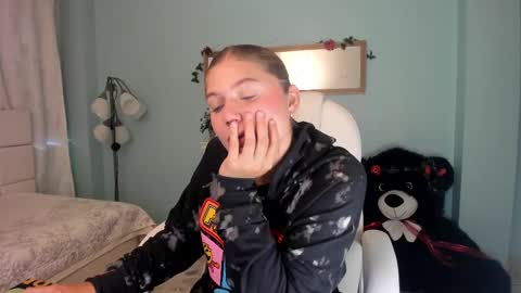 Snapshot of alaia_greyy chatting on December 4, 12:47 pm Alaia online show from December 4, 12:47 pm