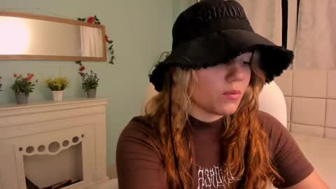Snapshot of alaia_greyy chatting on February 10, 1:44 pm Alaia online show from February 10, 1:44 pm