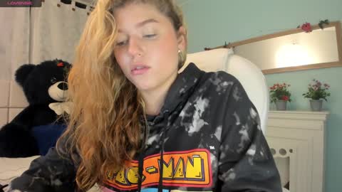 Snapshot of alaia_greyy chatting on December 24, 1:28 pm Alaia online show from December 24, 1:28 pm