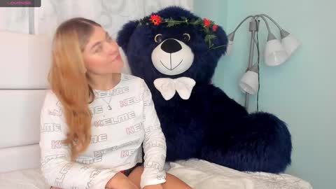 Snapshot of alaia_greyy chatting on December 13, 1:01 pm Alaia online show from December 13, 1:01 pm