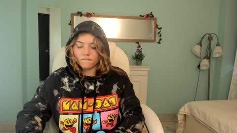 Snapshot of alaia_greyy chatting on February 3, 1:51 pm Alaia online show from February 3, 1:51 pm