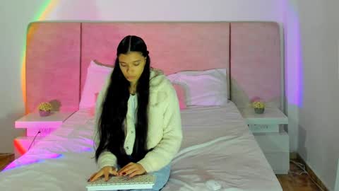 Snapshot of alana__get chatting on January 2, 3:37 am online show from January 2, 3:37 am