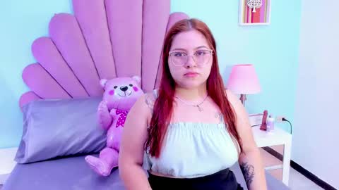 Snapshot of alana_glasses chatting on September 12, 12:12 pm Alana online show from September 12, 12:12 pm