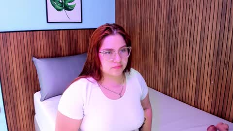 Snapshot of alana_glasses chatting on September 10, 12:05 pm Alana online show from September 10, 12:05 pm