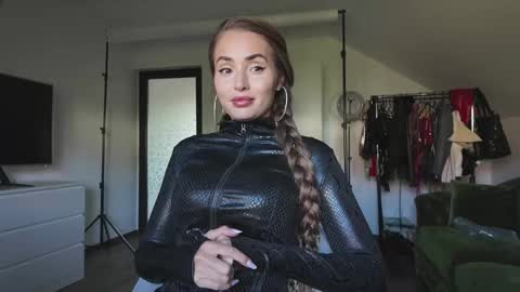 Alecssalove online show from October 21, 11:25 am