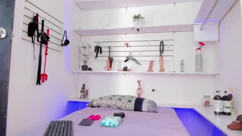 Alejandra online show from October 18, 2:20 pm