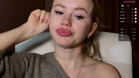 Snapshot of aleksalore chatting on December 20, 5:04 am Lexi online show from December 20, 5:04 am