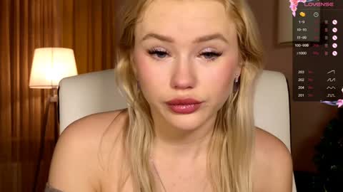 Snapshot of aleksalore chatting on December 17, 5:07 am Lexi online show from December 17, 5:07 am