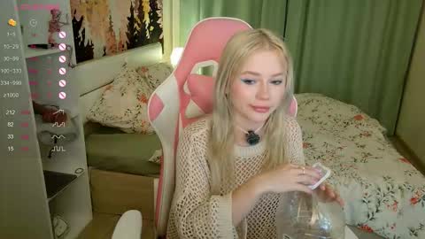 Snapshot of aleksalore chatting on October 6, 3:23 am Lexi online show from October 6, 3:23 am