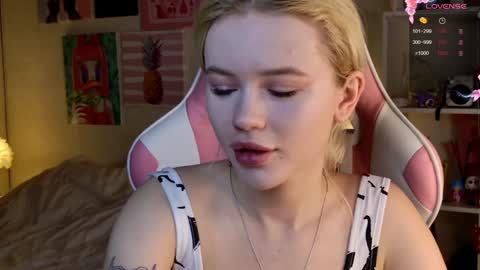 Snapshot of aleksalore chatting on February 5, 3:45 am Lexi online show from February 5, 3:45 am