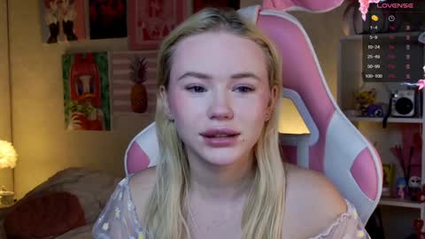 Snapshot of aleksalore chatting on February 4, 4:05 am Lexi online show from February 4, 4:05 am