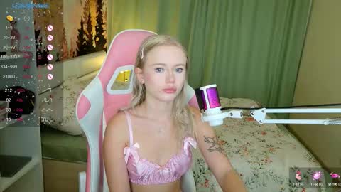 Snapshot of aleksalore chatting on September 22, 3:05 am Lexi online show from September 22, 3:05 am