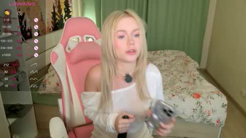 Snapshot of aleksalore chatting on October 20, 3:09 am Lexi online show from October 20, 3:09 am