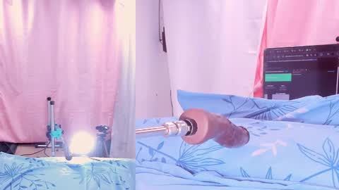 Snapshot of aleska_james chatting on September 20, 12:25 pm aleska_james online show from September 20, 12:25 pm