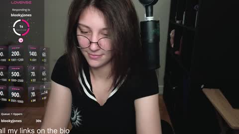 Snapshot of alexa_dream chatting on December 11, 11:10 pm dont be afraid to click social media link its  working  just click on that  online show from December 11, 11:10 pm